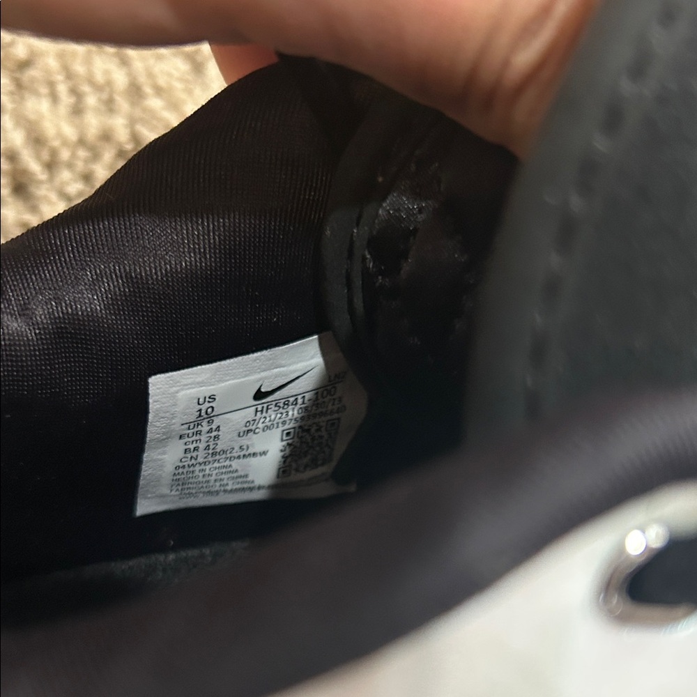 Nike Men's White and Black Athletic Shoes - Picture 2 of 8